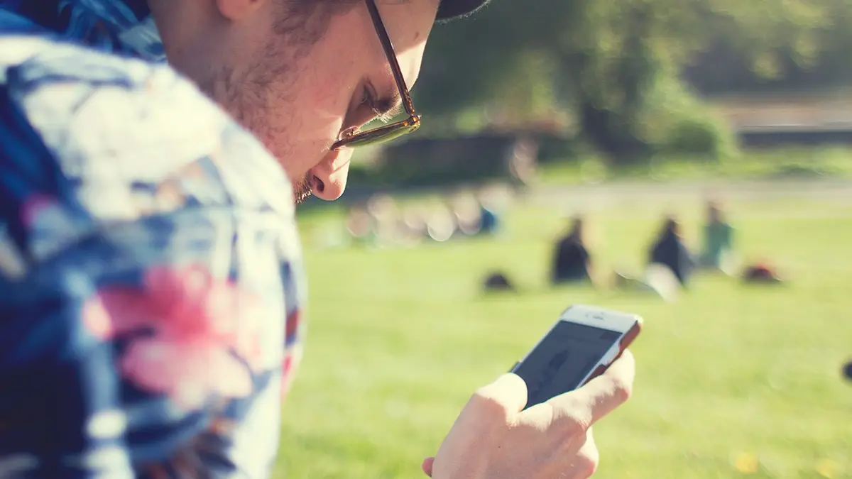 How to Talk to Guys Online: Starting a Conversation That Lasts